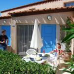 Slide deux personnes sur une des terrasses d'un des logements