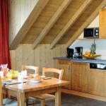 Slide Cuisine d'un des logement de la résidence Les Arolles à Saint-Gervais-les-Bains