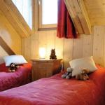Slide Chambre avec lits simples d'un des logement de la résidence Les Arolles à Saint-Gervais-les-Bains