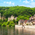 Slide Résidence Le Clos du Rocher *** - Location de vacances à Eyzies de Tayac en Dordogne