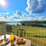 Slide Terrasse d’un cottage avec petit-déjeuner et vue panoramique sur le lac de Valjoly dans les Hauts-de-France