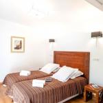 Slide Intérieur d'une chambre double avec deux lits simples collés aux cottages de Valjly