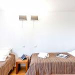 Slide Chambre d’un cottage 4 pièces 8 personnes au Valjoly avec deux lits simples séparés et table de chevet