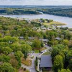 Slide Vue aérienne du lac de Valjoly et des cottages au cœur de la forêt du Parc Naturel Régional de l’Avesnois