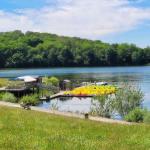 Slide Pédalos colorés amarrés sur le lac de Valjoly, au cœur d’un cadre naturel verdoyant idéal pour les activités nautiques