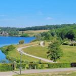 Slide Vue sur le lac de Valjoly et ses berges aménagées avec sentiers de promenade et espaces verts pour des balades en pleine nature