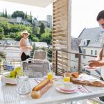 Slide Petit-déjeuner en terrasse à la résidence Le Clos Saint-Michel à Chinon avec vue sur la forteresse médiévale