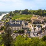 Slide Vue aérienne de la résidence Le Clos Saint-Michel à Chinon, entourée de vignobles et du Val de Loire