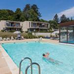 Slide Piscine extérieure de la résidence Le Clos Saint-Michel à Chinon, idéale pour des vacances dans le Val de Loire