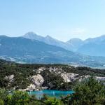 Slide Vue panoramique sur le lac de Serre-Ponçon et les sommets alpins depuis la résidence L’Écrin du Lac à Chorges