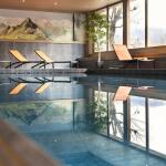 Slide Piscine intérieure avec transats à la résidence Le Cœur d’Or, Bourg-Saint-Maurice