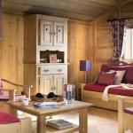 Slide Salon chaleureux en bois avec canapé et fauteuils à la résidence Le Cœur d’Or à Bourg-Saint-Maurice