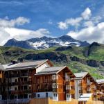 Slide Vue estivale sur les Appartements Les Étoiles d’Orion et les sommets des Alpes du Sud.