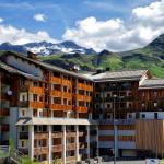 Slide Les Appartements Les Étoiles d’Orion à Orcières Merlette en été avec montagnes verdoyantes