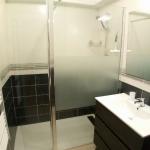 Slide Salle de bain avec baignoire et WC séparés aux Appartements Les Étoiles d’Orion à Orcières Merlette