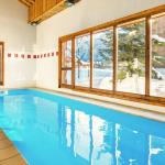 Slide Piscine intérire chauffée avec vue neige à la résidence Les Fermes de Samoens