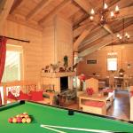 Slide Grande salle conviviale avec billard et cheminée en pierre aux Fermes de Samoëns by Ateya.