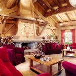 Slide Salon chaleureux avec cheminée et canapés confortables à la résidence Le Hameau du Beaufortain aux Saisies