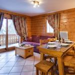 Slide Séjour convivial avec balcon et salle à manger au Hameau du Beaufortain aux Saisies