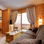 Slide Salon avec canapé et accès à une chambre au Hameau du Beaufortain aux Saisies