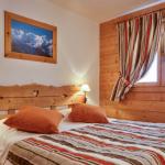 Slide Chambre double avec décoration savoyarde et lit en bois au Hameau du Beaufortain aux Saisies
