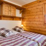 Slide Chambre avec deux lits simples et ambiance bois au Hameau du Beaufortain aux Saisies