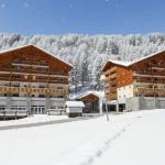Slide Façade de la résidence Les Chalets du Verdon à la Foux d'Allos en hiver avec neige