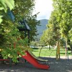 Slide Jeux enfants depuis le petit parc près de la résidence Le Hameau des Sourcs by Ateya à Montbrun