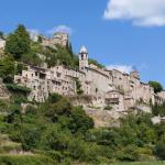 Slide Vue sur le village de Montbrun-les-Bains en Drôme Provençale