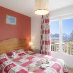 Slide Double room for two people with mountain view in an apartment at the L'Ours Blanc residence