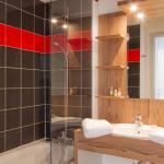 Slide Bathroom with bathtub at the Résidence l'Ours Blanc in Les Deux Alpes