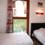 Slide Room with two single beds in an apartment in the La Combe d'Or residence