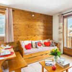 Slide Living room with sofa bed and mountain views in an apartment in the Les Fermes de Samoens residence