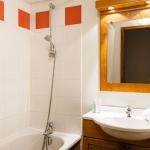 Slide bathroom with bath and washbasin in an apartment in the Les Fermes de Samoens residence