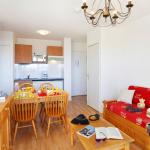 Slide living room with lounge and dining room in the Les Chalets du Belveder residence