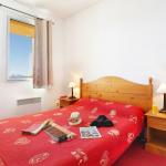 Slide Double room with bedside tables and mountain views in the Les Chalets du Belvédère residence