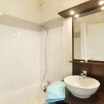 Slide bathroom with bathtub and mirror in Font Romeu
