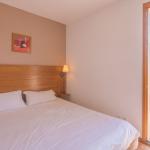 Slide Double room with access to the terrace overlooking the mountains in the Les Etoiles d'Orion residence.