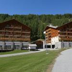 Slide Front of the Les Chalets du Verdon residence in summer