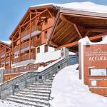 Slide Devanture de la résidence Les Chalets d’Emeraude aux Saisies sous la neige