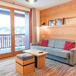 Slide Salon avec canapé-lit et balcon vue sur les montagne aux Chalets d’Emeraude