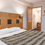 Slide Chambre double avec un lit pour deux personnes à la résidence Les Chalets d’Emeraude aux Saisies