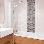 Slide Salle de bain avec baignoire à la résidence Les Chalets d’Emeraude