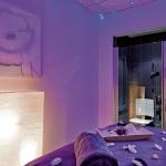 Slide Salle de massage avec lumière violette dans la résidence Les Chalets d’Emeraude
