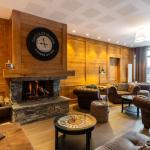 Slide Common area with sofas and fireplace at the Les Chalets d’Émeraude residence in Les Saisies