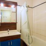 Slide Salle de bain avec baignoire dans un appartement de la résidence Pyrénées 2000