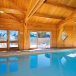 Slide Piscine intérieure chauffée avec ossature en bois au sein de la résidence L’Orée des Pistes