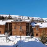 Slide Vue générale de la résidence L’Orée des Pistes l’hiver sous la neige