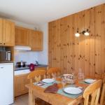 Slide Espace salle à manger avec cuisine ouverte dans un appartement de la résidence L’Orée des Pistes