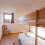 Slide Chambre avec un lit superposé et une fenêtre vue extérieur à L’Orées des pistes